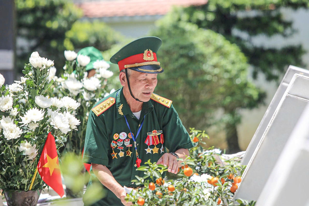 8. Cựu chiến binh viếng mộ 10 cô gái thanh niên xung phong, gửi nén tri ân nơi chiến địa năm xưa