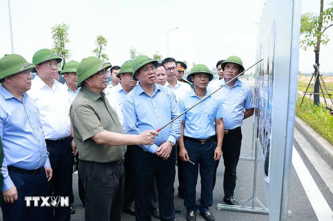 Thủ tướng Phạm Minh Chính khảo sát Dự án đường sắt Lào Cai-Hà Nội-Hải Phòng đoạn qua tỉnh Phú Thọ. (Ảnh: Dương Giang/TTXVN) ttxvn-thu-tuong-duong-sat-lao-cai-ha-noi-hai-phong-1.jpg