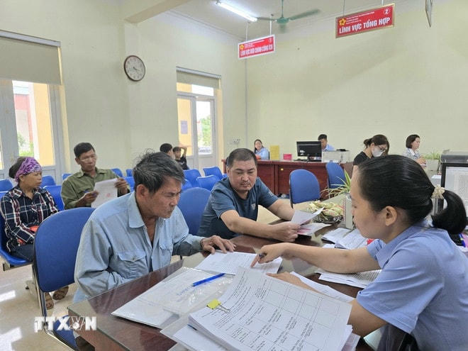 Bên cạnh những thuận lợi, nhiều người cao tuổi gặp khó khăn khi thực hiện các dịch vụ công trực tuyến, cần cán bộ hỗ trợ. (Ảnh: Thanh Vân/TTXVN) ttxvn-quang-ninh-chinh-quyen-2-cap3.jpg