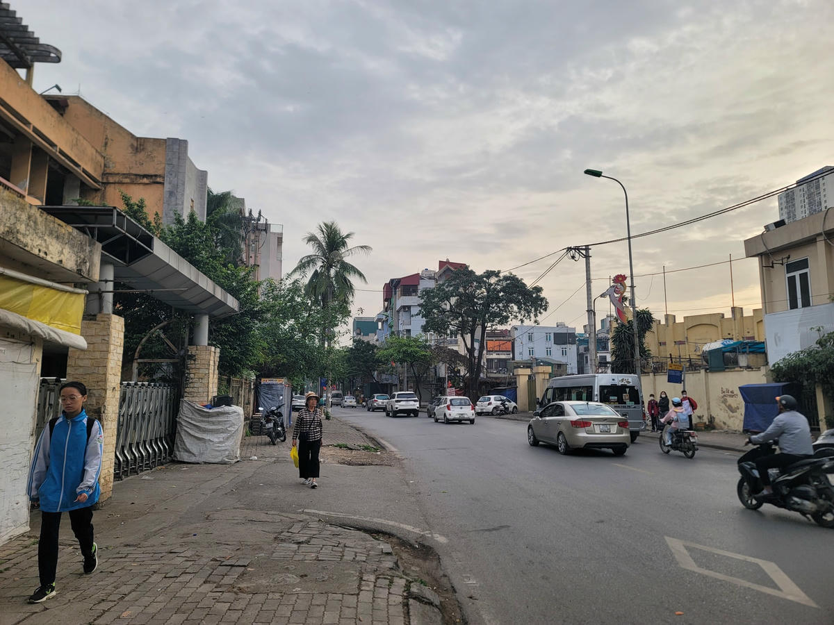 Hiện nay, trên phố Tô Hiệu (quận Hà Đông, thành phố Hà Nội) có nhiều trụ sở các cơ quan Nhà nước bỏ hoang suốt nhiều năm, cơ sở vật chất đã xuống cấp. Ảnh: Quốc Thanh.