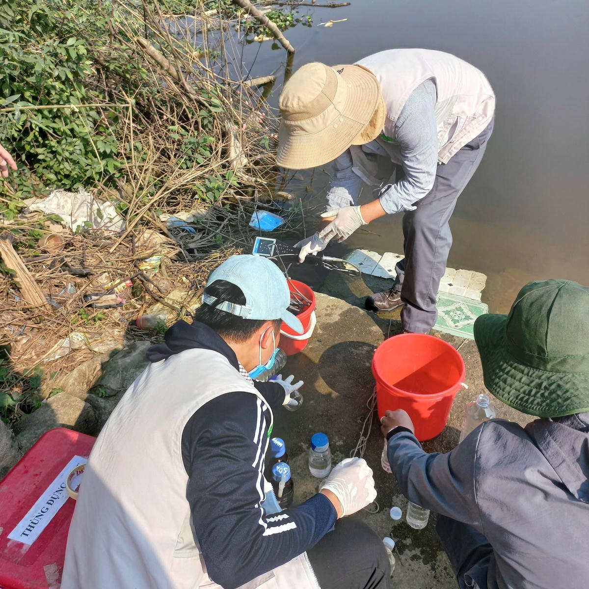 Lực lượng chức năng vào cuộc xác minh, làm rõ nguyên nhân cá tự nhiên trên sông Ô Giang bị chết. Ảnh: Phòng NN&PTNT Hải Lăng.