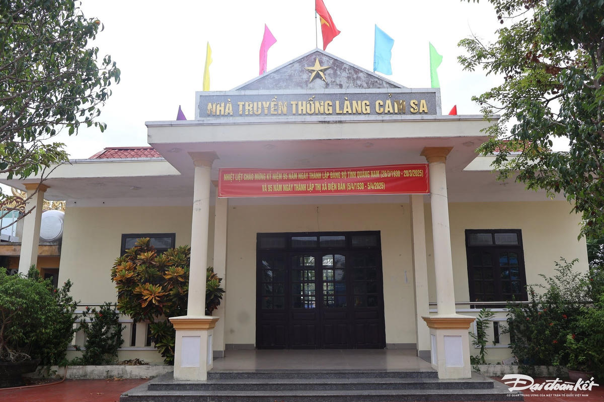 Nhà truyền thống của làng Cẩm Sa. Ảnh: CV.