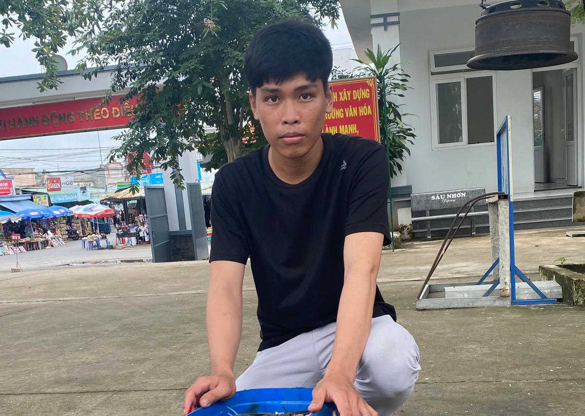 Hồ Thanh Phương cùng tang vật tại Đồn Biên phòng Long Sơn.