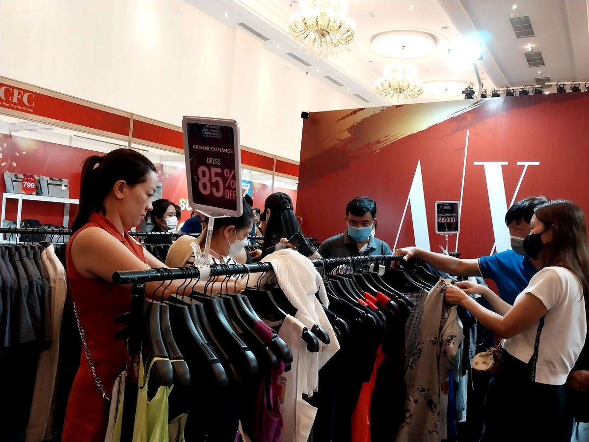 Nhiều mặt hàng giảm giá sâu.