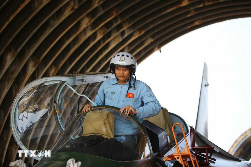 Phi công kiểm tra buồng lái trước giờ xuất phát. (Ảnh: Lê Xuân/TTXVN)