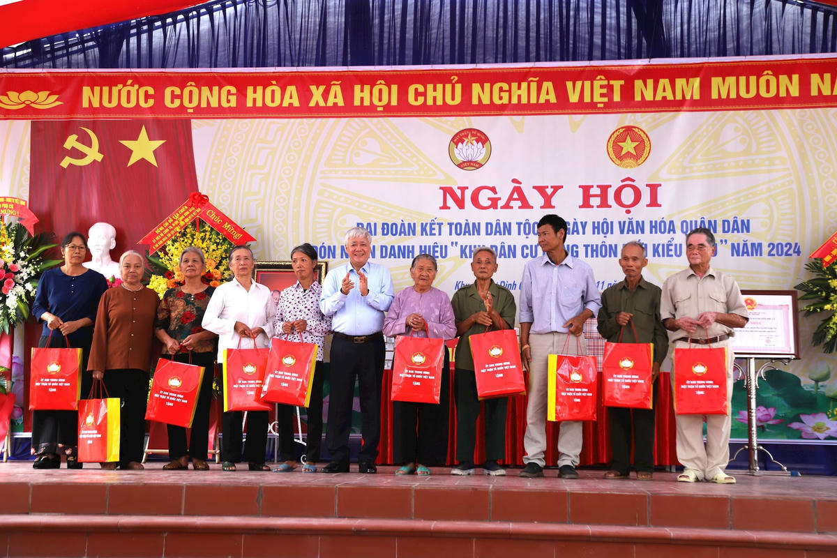 Chủ tịch Đỗ Văn Chiến tặng quà cho các hộ có hoàn cảnh khó khăn của khu dân cư Đình Cao.