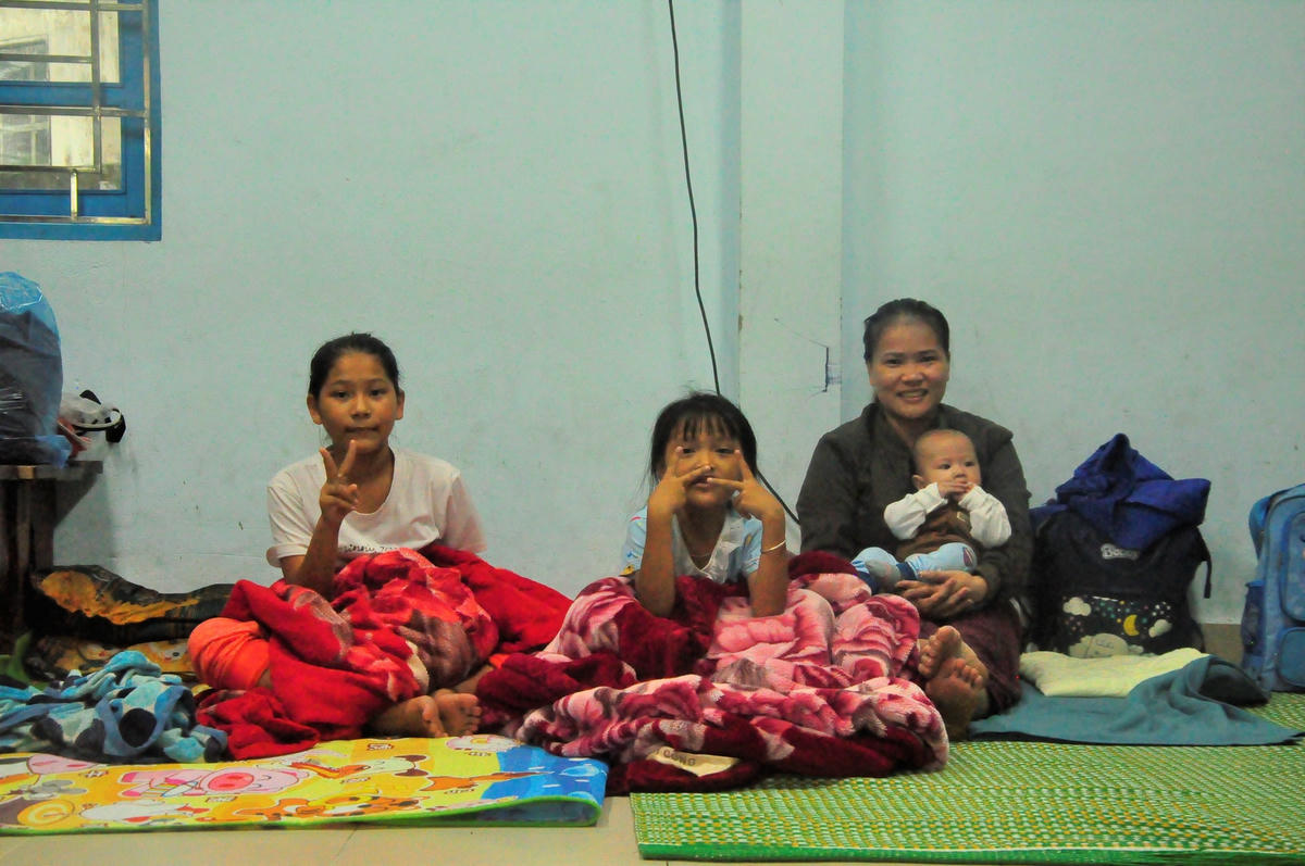 Hoặc là những gia đình đang sống trong khu vực nguy hiểm khi bão đổ bộ vào đất liền, đang sống trong nhà tạm bợ.