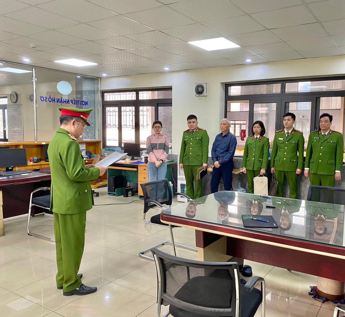 Lực lượng chức năng tiến hành khám xét Trung tâm đăng kiểm xe cơ giới 34-04D.