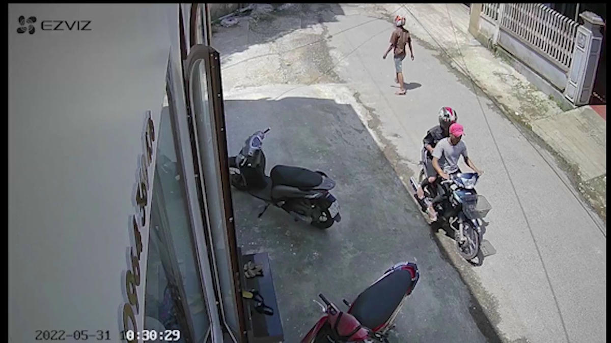 Người đàn ông ngồi sau đã nhảy xuống xe (Ảnh: Cắt từ clip).