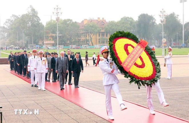 Tổng thống nước Cộng hòa Liên bang Brazil Luiz Inácio Lula da Silva đến đặt vòng hoa và vào Lăng viếng Chủ tịch Hồ Chí Minh. (Ảnh: Phạm Kiên/TTXVN) ttxvn-tong-thong-brazil-vieng-lang-bac-1.jpg