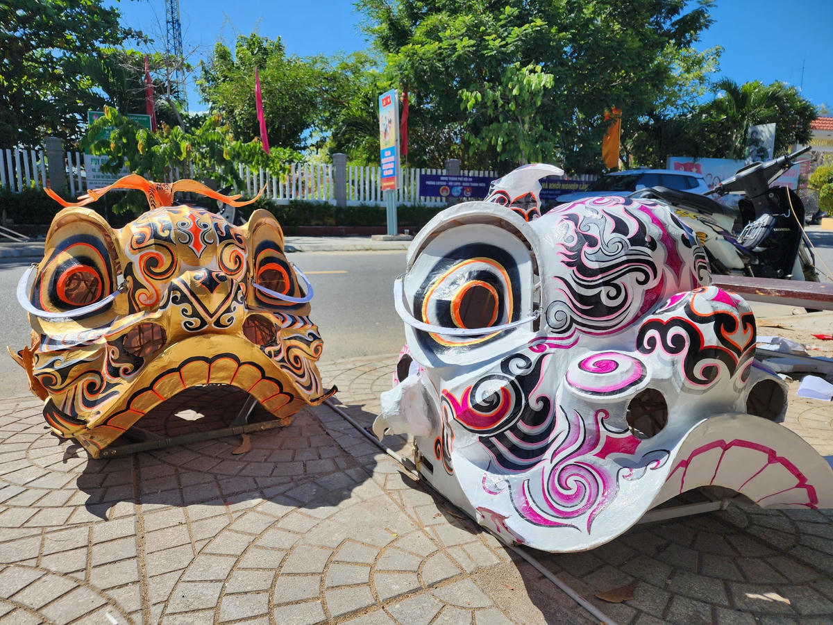 Những đầu Lân đã làm xong để bán giao cho khách.