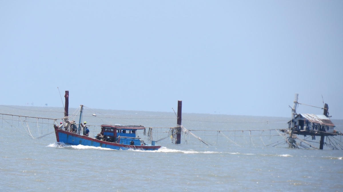 Ngư dân chuẩn bị rút giàn đáy.  