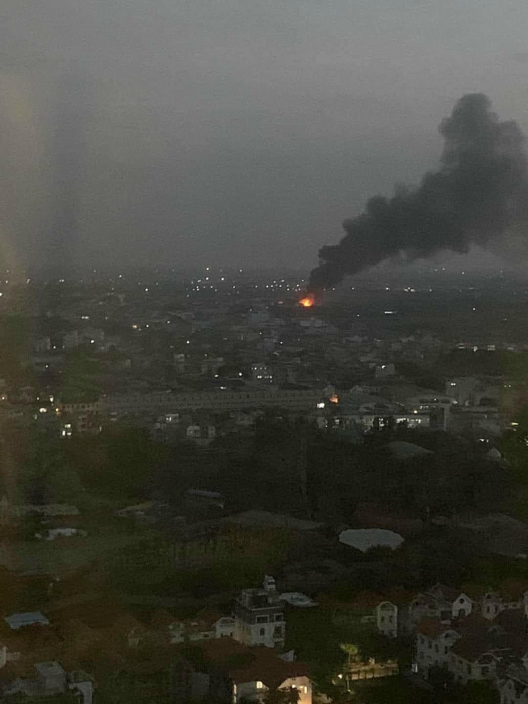 đám cháy xuất phát từ bên nhà xưởng sau đó bùng lửa lớn, cột khói cao hàng chục mét từ xa cũng có thể nhìn thấy.