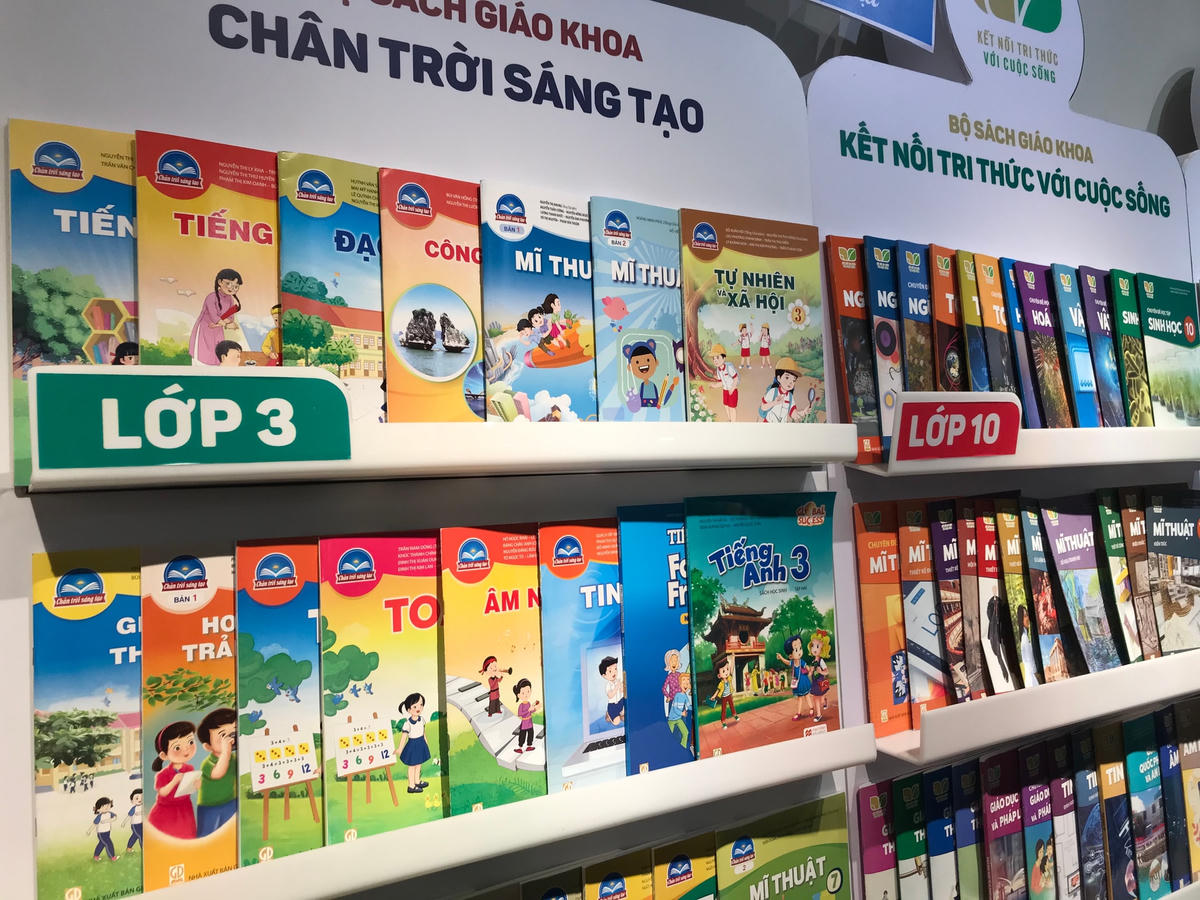 Sách khổ to, in giấy đẹp khiến phụ huynh tốn tiền và cặp của học sinh nặng hơn.      Ảnh: Đức Quang.