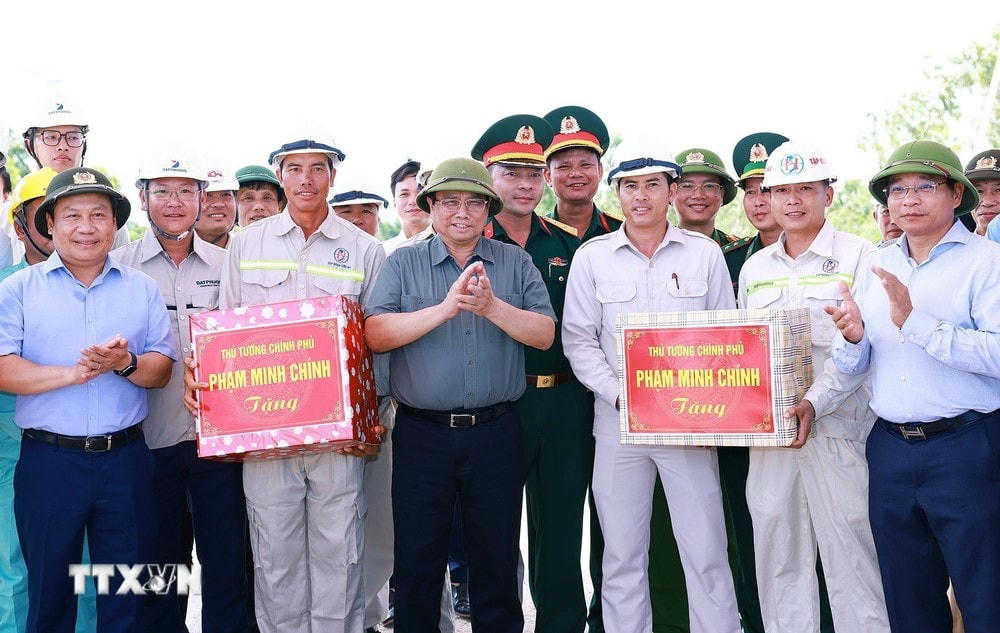 Thủ tướng Phạm Minh Chính tặng quà các đơn vị thi công đường ven biển và cầu Nhật Lệ 3. (Ảnh: Dương Giang/TTXVN) TTXVN_0206Thutuong4.jpg