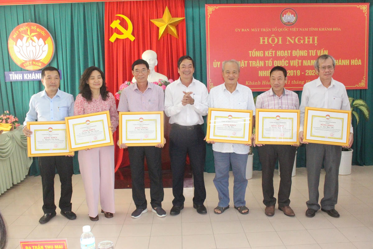 Ông Nguyễn Văn Thiện, Tỉnh ủy viên, Phó Chủ tịch MTTQ Việt Nam tỉnh Khánh Hòa trao Bằng khen cho csac cá nhân đã có thành tích xuất sắc trong nhiệm kỳ qua.