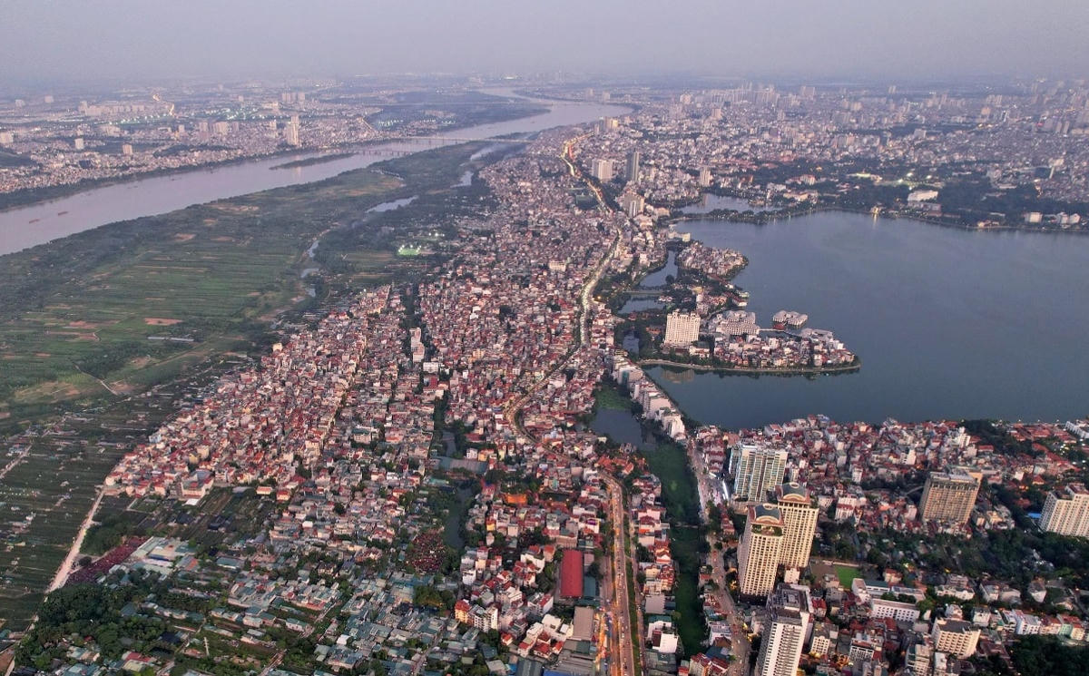 Toàn cảnh phía Bắc Hồ Tây, bên trái có sông Hồng (quận Tây Hồ).