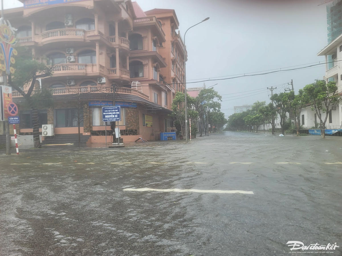 Mưa lột số tuyến phố đã bị ngập nước. Ảnh: Quốc Thanh.