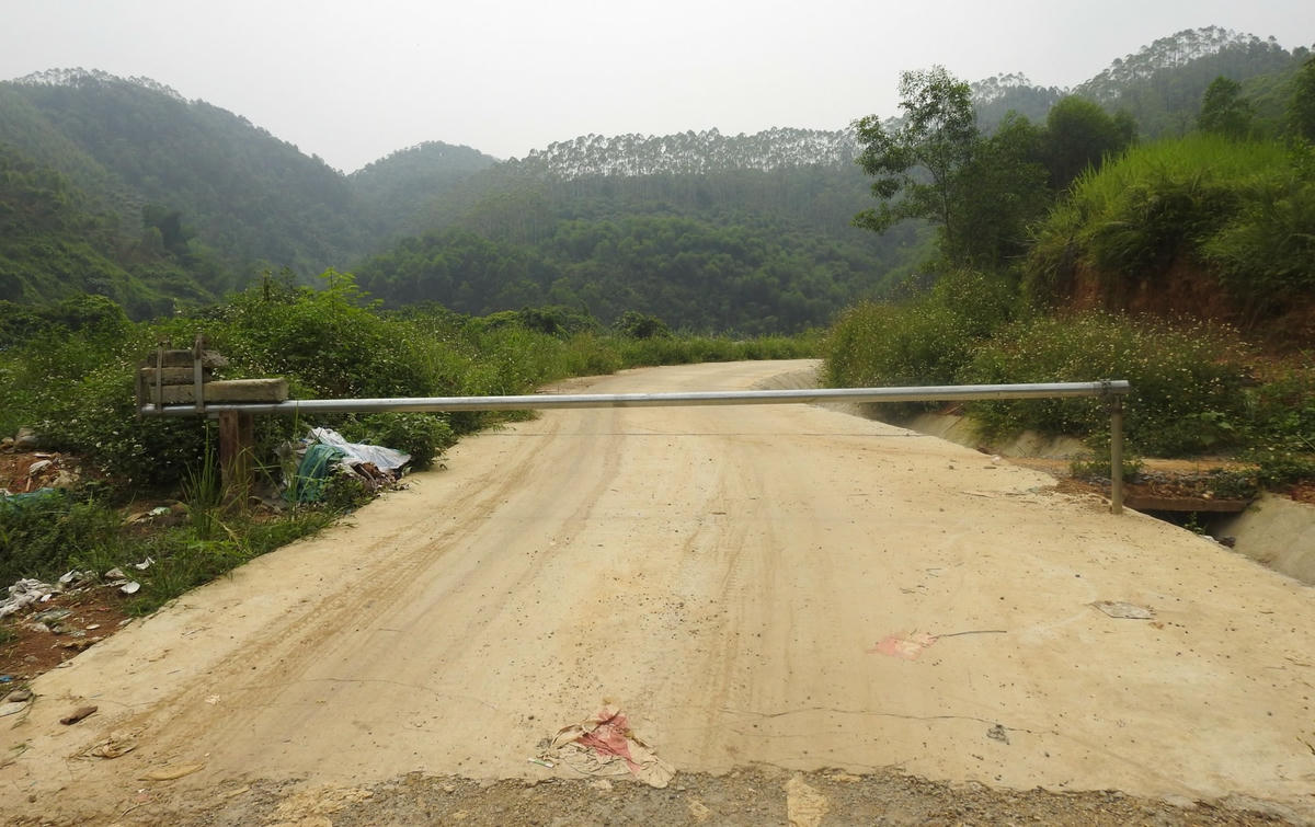 Dựng barie để ngăn chặn việc đổ trộm rác vào khu tập kết.