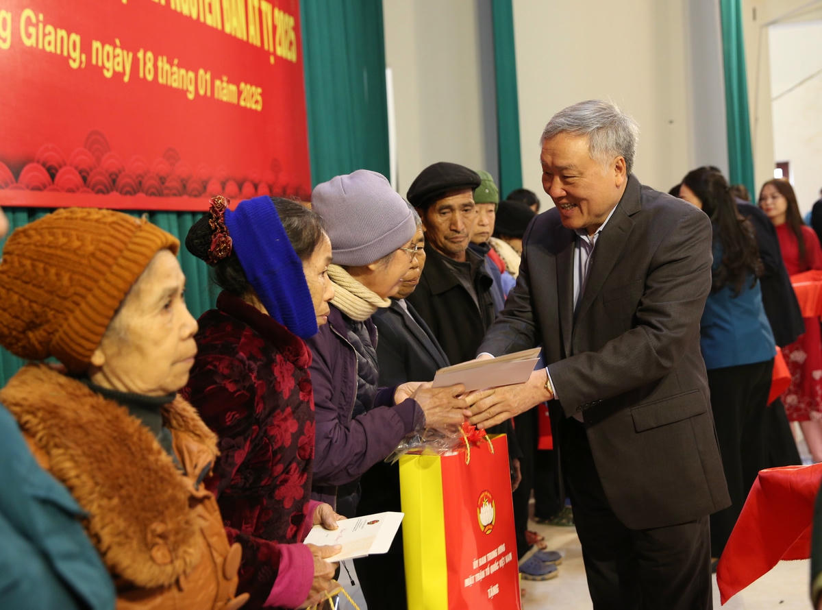 Phó Thủ tướng Thường trực Nguyễn Hòa Bình thăm, tặng quà Tết tại tỉnh Bắc Giang- Ảnh 4. Phó Thủ tướng Thường trực Nguyễn Hòa Bình thăm, tặng quà Tết tại tỉnh Bắc Giang- Ảnh 4.