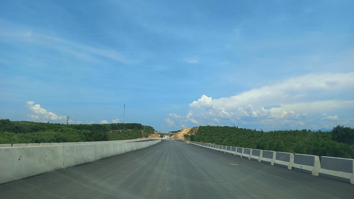 Giai đoạn hoàn chỉnh có quy mô 4 làn xe, bề rộng nền B= 7,5m x 2 (mặt đường) + 1,5m (dải phân cách) + 2,5m x 2 (dải dừng xe khẩn cấp) + 0,75m x 2 (lề đường) = 23m.