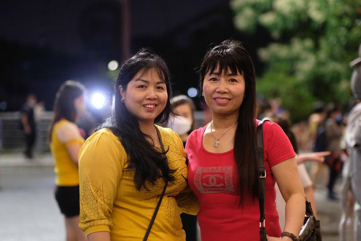 Chị Mai Thị Ánh Hồng và Thái Thu Hà (Xuân Mai, Tây Hồ) đã có mặt tại phố đi bộ từ rất sớm. “Mình đã mong chờ phố đi bộ Trịnh Công Sơn mở cửa từ lâu rồi. Và mình thấy đây là một sân chơi rất lý tưởng cho người dân đến đây vui chơi giải tỏa sau một tuần làm việc mệt mỏi.