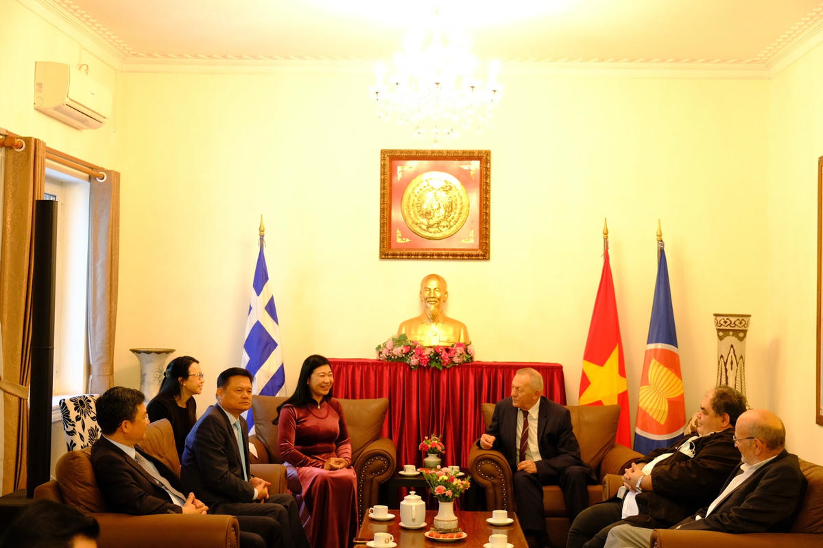 Ông Thanasis Pafilis, Tổng Thư ký Hội đồng Hòa bình thế giới cùng lãnh đạo Ủy ban Hòa bình Hy Lạp đón tiếp đoàn.