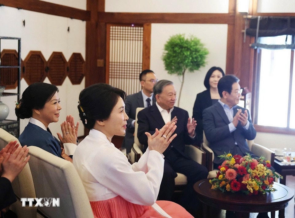 Tổng Bí thư Tô Lâm và Phu nhân cùng Tổng thống Hàn Quốc Lee Jae Myung và Phu nhân dự tiệc trà và xem biểu diễn nghệ thuật truyền thống của hai nước. (Ảnh: Thống Nhất/TTXVN)