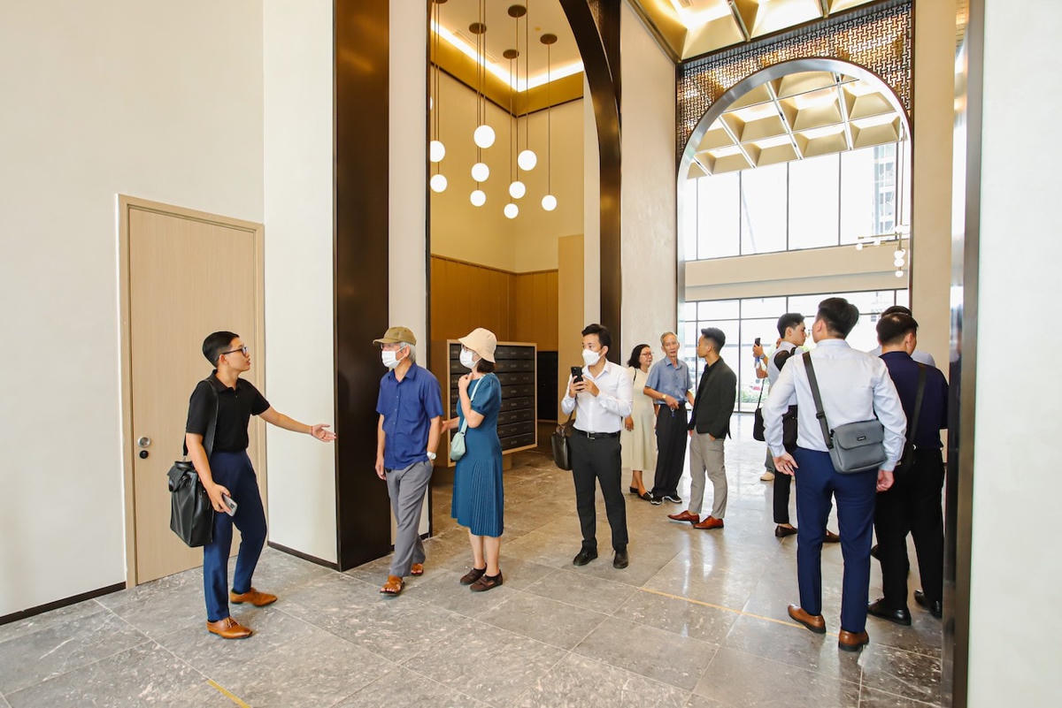 Sảnh chính đang hoàn thiện gây ấn tượng cho khách hàng ngay khi bước vào dự án với chiều cao trần 6m, thiết kế sang trọng.