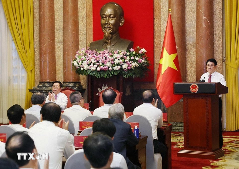 Chủ tịch nước Lương Cường phát biểu tại buổi gặp mặt các nhà báo tiêu biểu toàn quốc. (Ảnh: Lâm Khánh/TTXVN)