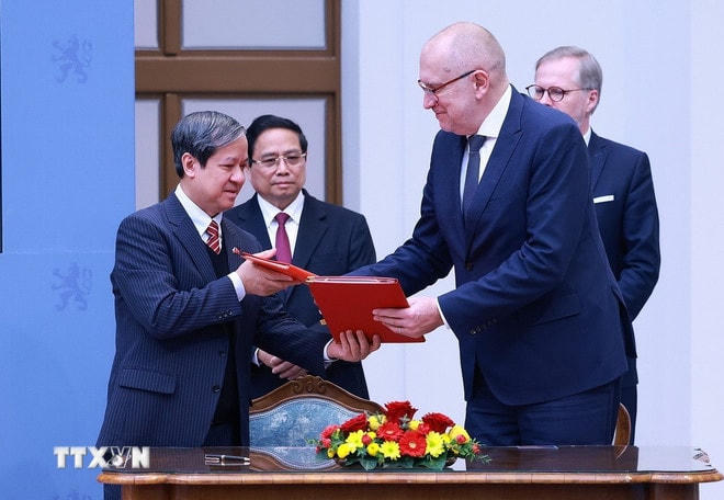 Thủ tướng Phạm Minh Chính và Thủ tướng Séc Petr Fiala chứng kiến ký thỏa thuận giữa Chính phủ hai nước về hợp tác trong lĩnh vực giáo dục. (Ảnh: Dương Giang/TTXVN) ttxvn-thu-tuong-pham-minh-chinh-sec-hoi-dam-7.jpg