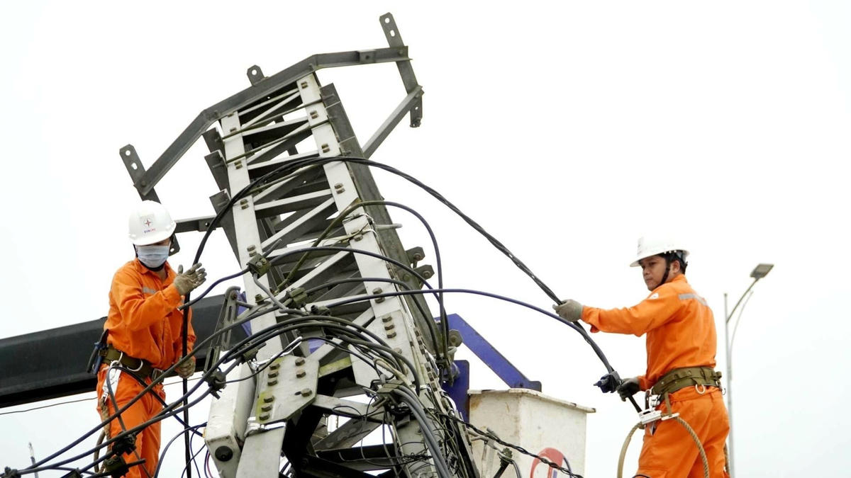 Công nhân khắc phục sự cố mất điện do vụ tai nạn lật xe gây ra.