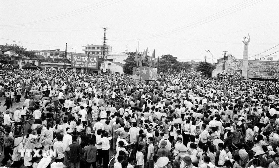 Hàng vạn người dân tập trung ngã tư Ô Chợ Dừa đón chào đoàn diễu binh, diễu hành đi qua. (Ảnh: Trần Ấm/TTXVN)