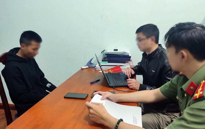 Đối tượng B.T.Q (sinh năm 2008, trú tại huyện Lâm Hà) là người ở bên ngoài nhận và hỗ trợ giải, đọc đáp án đề thi cho thí sinh trong phòng thi. (Ảnh: TTXVN phát) lo-de-thi-2.jpg