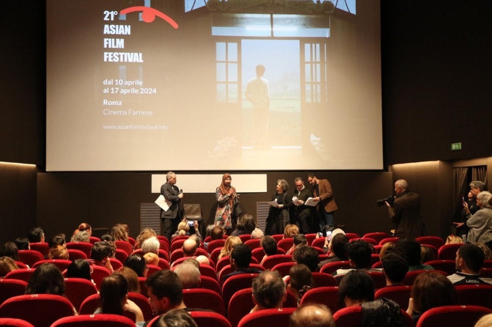 Giao lưu giữa đại diện các nước tại Liên hoan phim châu Á lần thứ 21. (Ảnh: Trường Dụy/TTXVN) ben trong vo ken vang 2.jpg