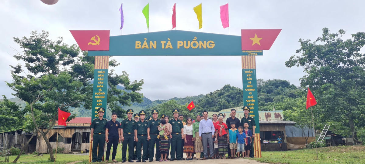 Tổ công tác địa bàn nhằm củng cố nơi ăn, ở, làm việc cho CBCS thực hiện nhiệm vụ trên địa bàn xã Hướng Việt, bảo vệ đất quốc phòng.