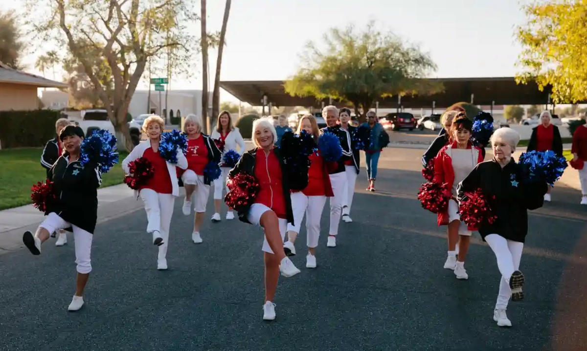 Các thành viên của đội Sun City Poms tập nhảy sau khi lệnh hạn chế do đại dịch được gỡ bỏ. Ảnh: The Guardian.