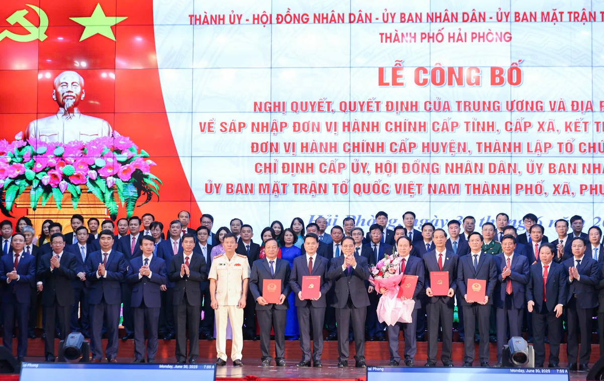 Thủ tướng Phạm Minh Chính trao Quyết định của Bộ Chính trị về việc chỉ định chỉ định Ban Chấp hành, Ban Thường vụ, Bí thư, Phó Bí thư Thành ủy TP Hải Phòng mới. Ảnh: Phương Thanh.