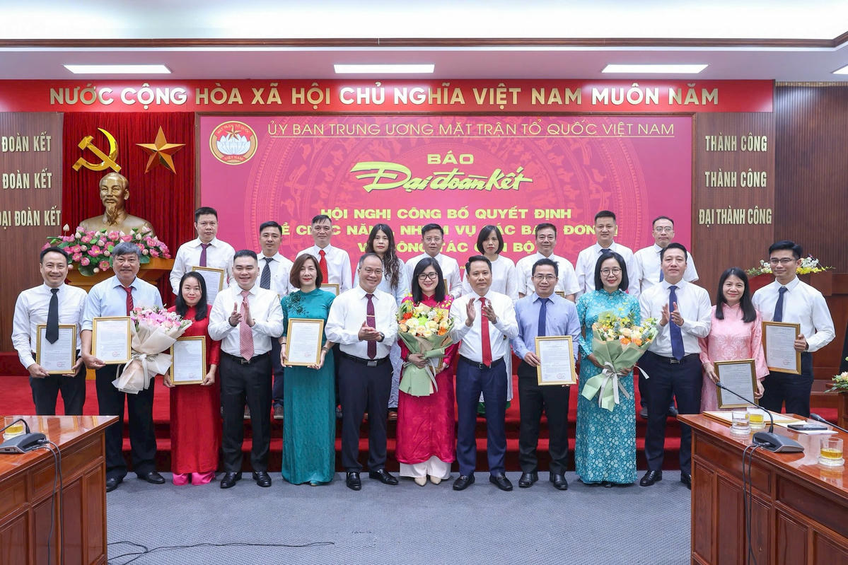 Ban biên tập Báo Đại đoàn kết trao quyết đinh và tặng hoa chúc mừng các Trưởng, phó ban, phụ trách các ban đơn vị, văn đại diện khu vực