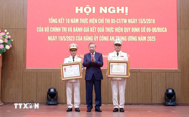 Tổng Bí thư Tô Lâm trao tặng Huân chương Quân công hạng Ba cho Trung tướng Tô Ân Xô, Trợ lý Tổng Bí thư Ban Chấp hành Trung ương Đảng Cộng sản Việt Nam, Phụ trách Văn phòng Tổng Bí thư (bên phải) và Huân chương Chiến công hạng Nhì cho Thiếu tướng Đặng Hồng Đức, Thứ trưởng Bộ Công an (bên trái) vì đã có thành tích xuất sắc. (Ảnh: Phạm Kiên/TTXVN) ttxvn-tong-bi-thu-du-hoi-nghi-cua-bo-cong-an-tong-ket-10-nam-thuc-hien-chi-thi-so-05-cttw-1905-5.jpg