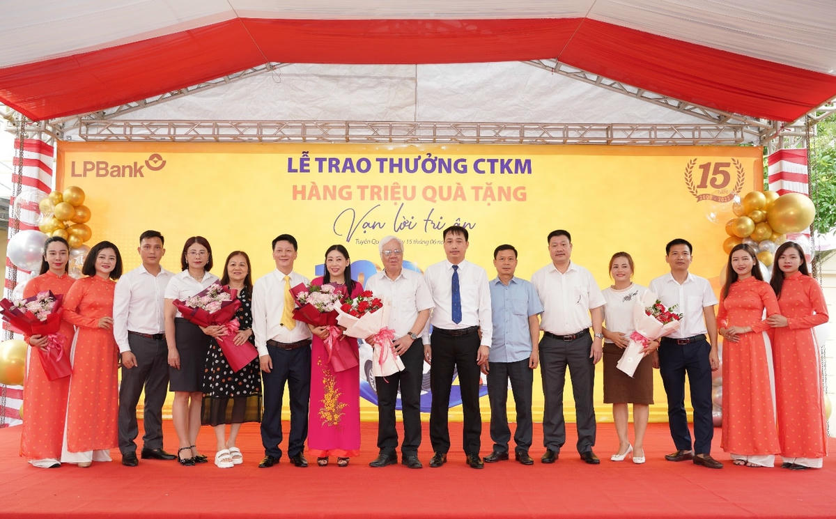 Các đại biểu và khách hàng trúng giải chụp ảnh lưu niệm tại sự kiện.