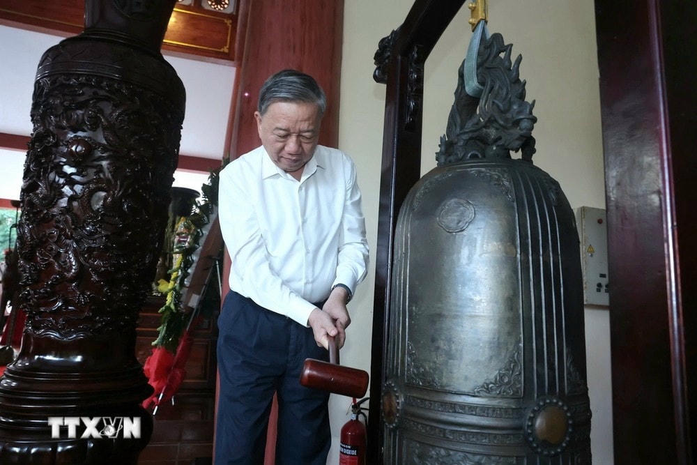 Tổng Bí thư Tô Lâm thỉnh chuông tưởng niệm Chủ tịch Hồ Chí Minh. (Ảnh: Thống Nhất/TTXVN) ttxvn_tong bi thu dang huong 1.jpg