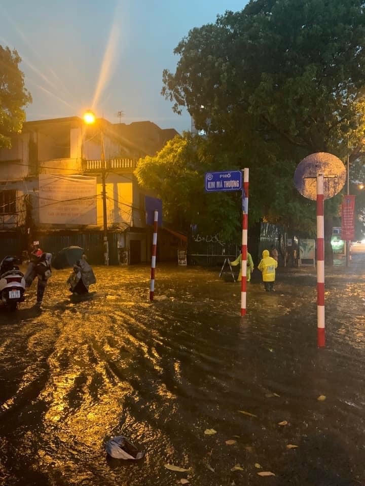 Phố Kim Mã Thượng ngập sâu trong nước. Ảnh Hà Vũ