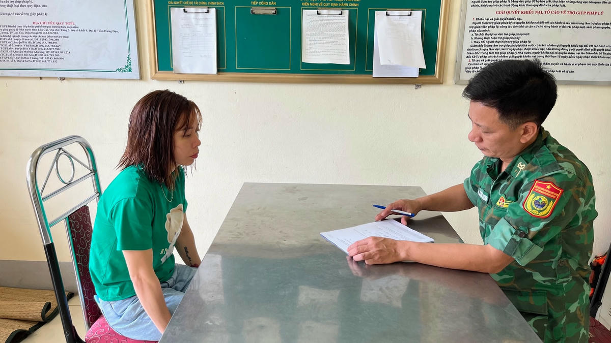 Đối tượng Hoàng Thị Duyến tại cơ quan điều tra. Ảnh: Trung Dũng