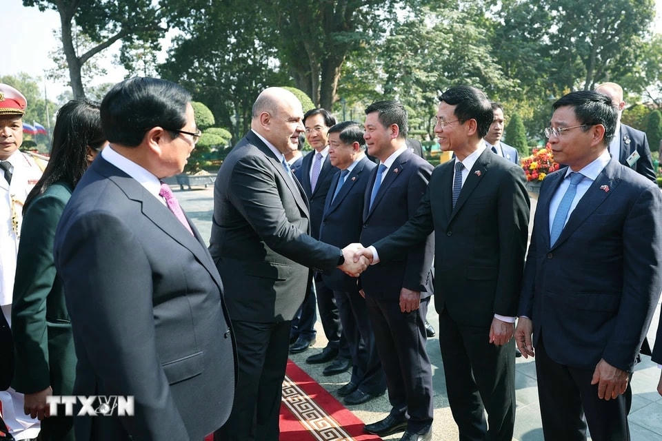 Thủ tướng Phạm Minh Chính giới thiệu với Thủ tướng Liên bang Nga Mikhail Vladimirovich Mishustin thành viên đoàn Việt Nam. (Ảnh: Dương Giang/TTXVN)