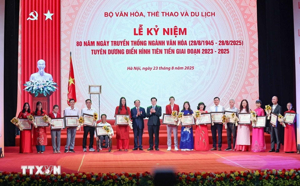 80 gương điển hình tiên tiến trong lĩnh vực văn hóa, thông tin, thể thao và du lịch được tuyên dương, khen thưởng tại buổi lễ. (Ảnh: Thanh Tùng/TTXVN)