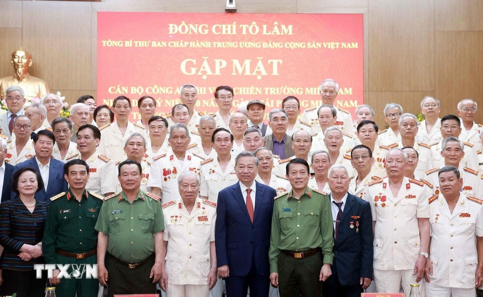 Tổng Bí thư Tô Lâm gặp mặt cán bộ công an chi viện chiến trường miền Nam. (Ảnh: Thống Nhất/TTXVN)