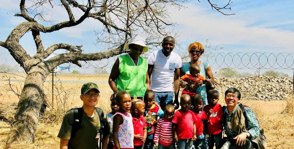 Nhà báo Đỗ Doãn Hoàng tác nghiệp ở Châu Phi