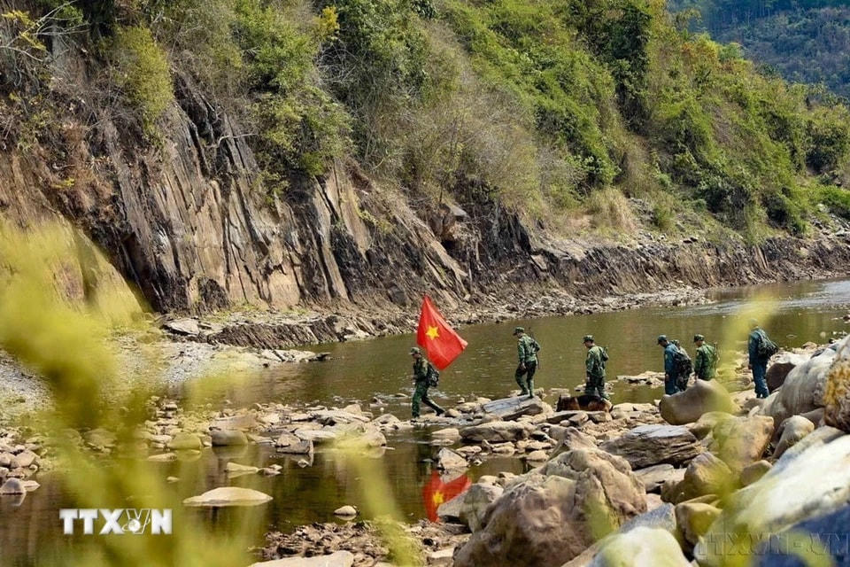 Bộ đội Biên phòng tỉnh Điện Biên luôn tích cực, chủ động thực hiện và phối hợp chặt chẽ với các lực lượng và nhân dân các dân tộc ở khu vực biên giới, tăng cường tuần tra kiểm soát, đấu tranh phòng, chống có hiệu quả với các loại tội phạm. (Ảnh: Xuân Tư/ TTXVN)