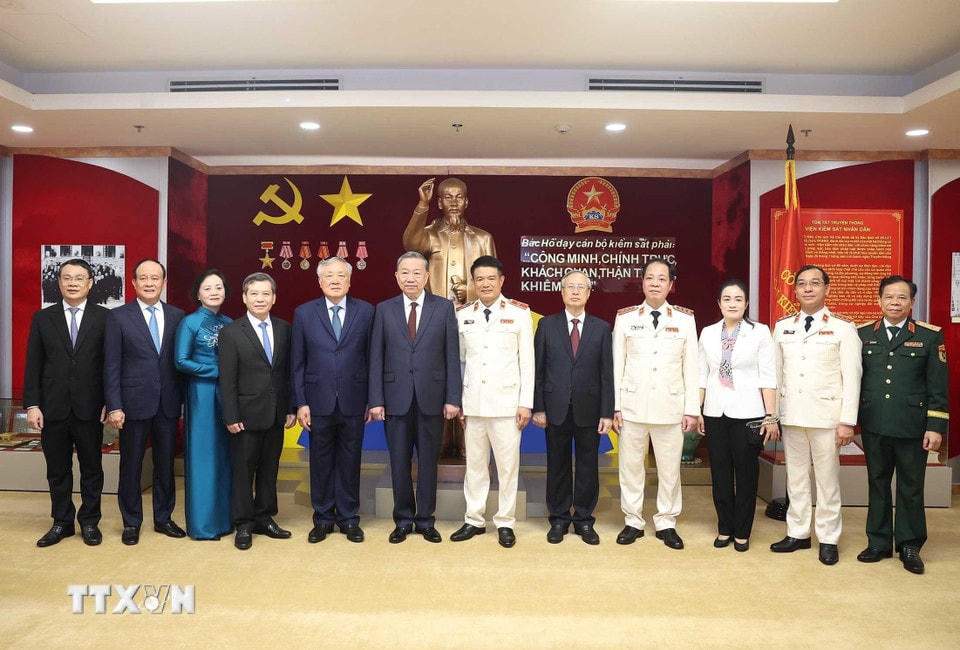 Tổng Bí thư Tô Lâm thăm phòng truyền thống ngành Kiểm sát Nhân dân. (Ảnh: Thống Nhất/TTXVN)
